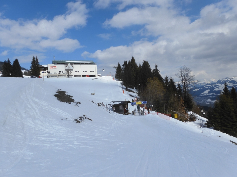 Zum Abschluss fahre ich nochmals Kälbersalve. Da die Talabfahrt nach Brixen gesperrt ist, muss ich mit der Gondel hinunter. Zur Gondel komme ich mit dem Würstelexpress.