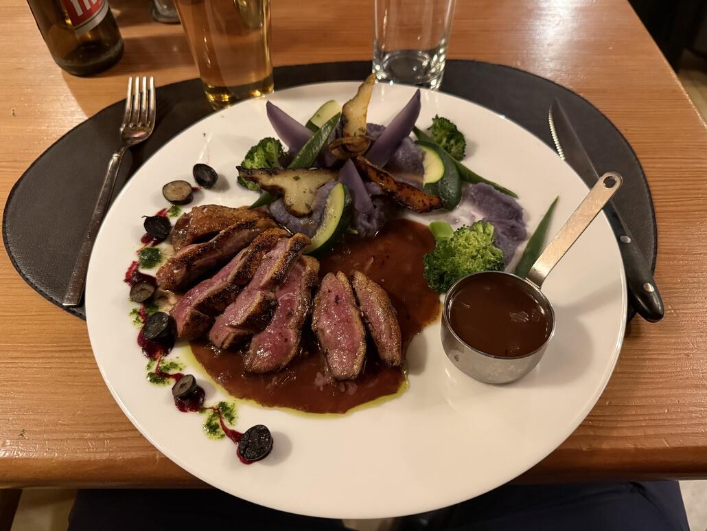 Das Nachtessen im Restaurant zur späte Stunde war sensationell. Meine Entenbrust. Hmmm... Lecker!