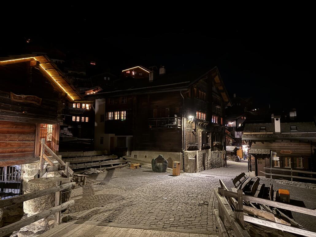 Nach dem Znacht machen wir noch eine kleine Wanderung durchs Dorf. Auch im Dunkeln recht hübsch!