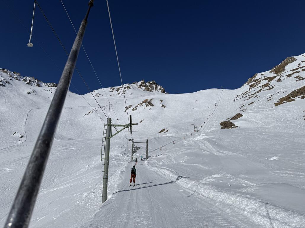 Anschliessend fahren wir mit der KSSL «Lona 2» zum höchsten Punkt von Grimentzer Skigebietsteil.