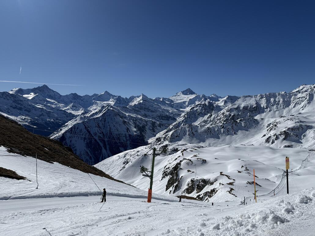 Aber der Blick in die andere Richtung vom Skigebiet dazu umso schöner!