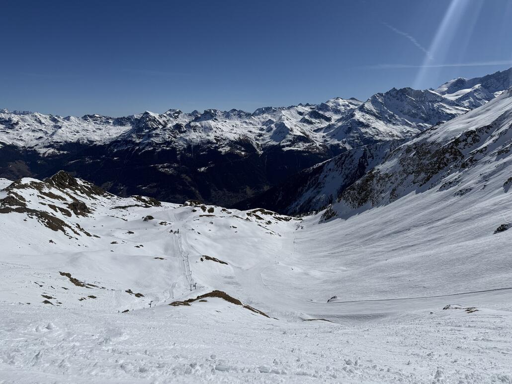 ...und anschliessend an einem Stück über die schwarze «Lona» vom höchsten Punkt bis ins Tal zu fahren.