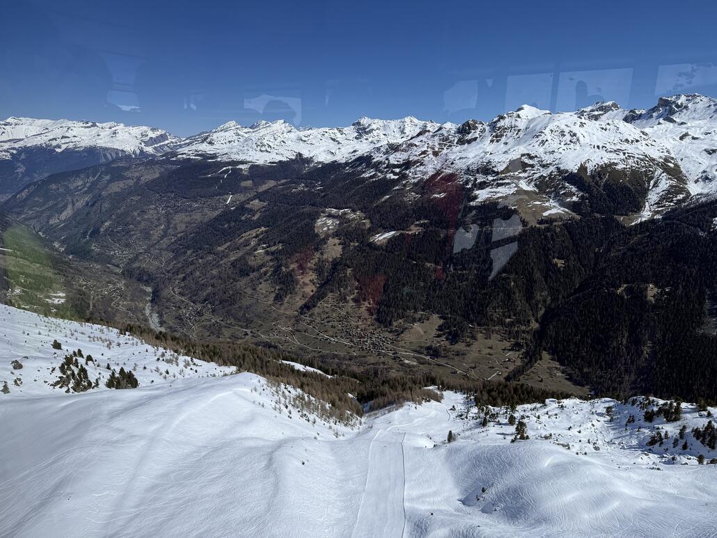 ...dafür mit sensationelle Ausblicke. Hier auf die schwarze Talabfahrt «Chamois».