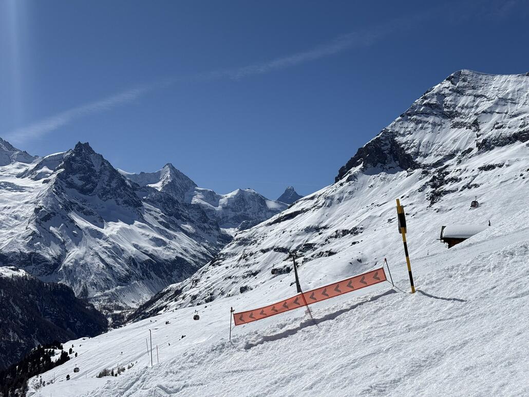 Oben im Skigebiet empfangen uns extrem sulzige Pisten. Oeweha... das verspricht hier wieder eine Sulzschlacht heute!