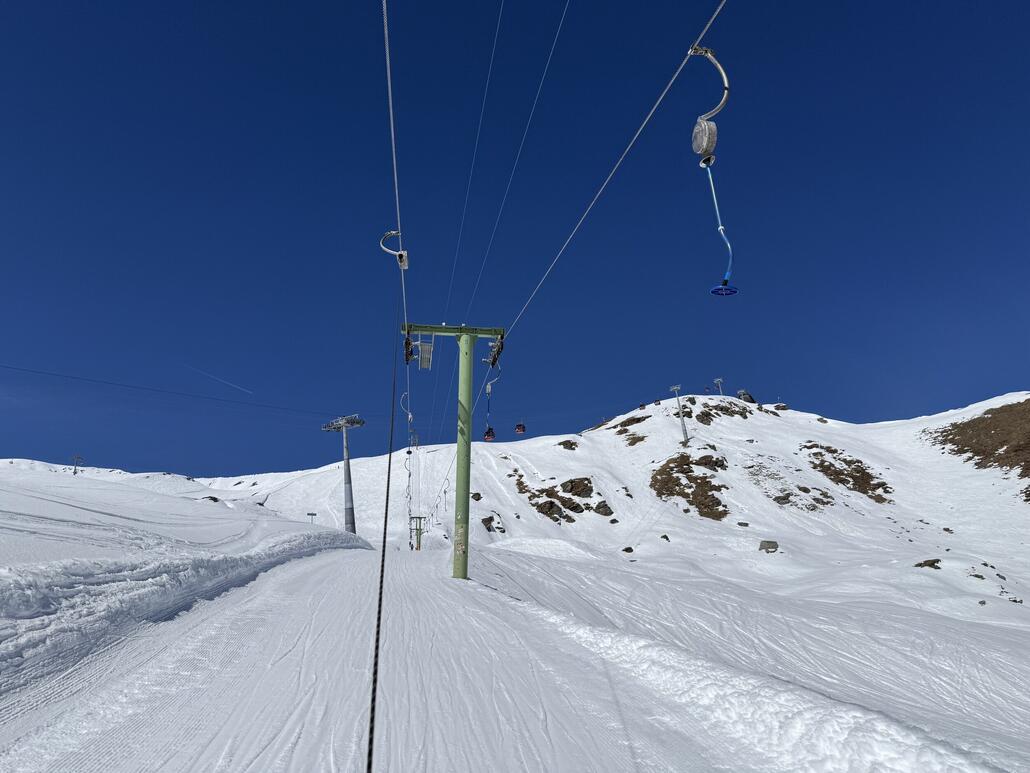 Die Piste am unteren Teil vom Tellerlift «Tsarmettaz» weiss immerhin zu überzeugen und es stehen keine Leute an.