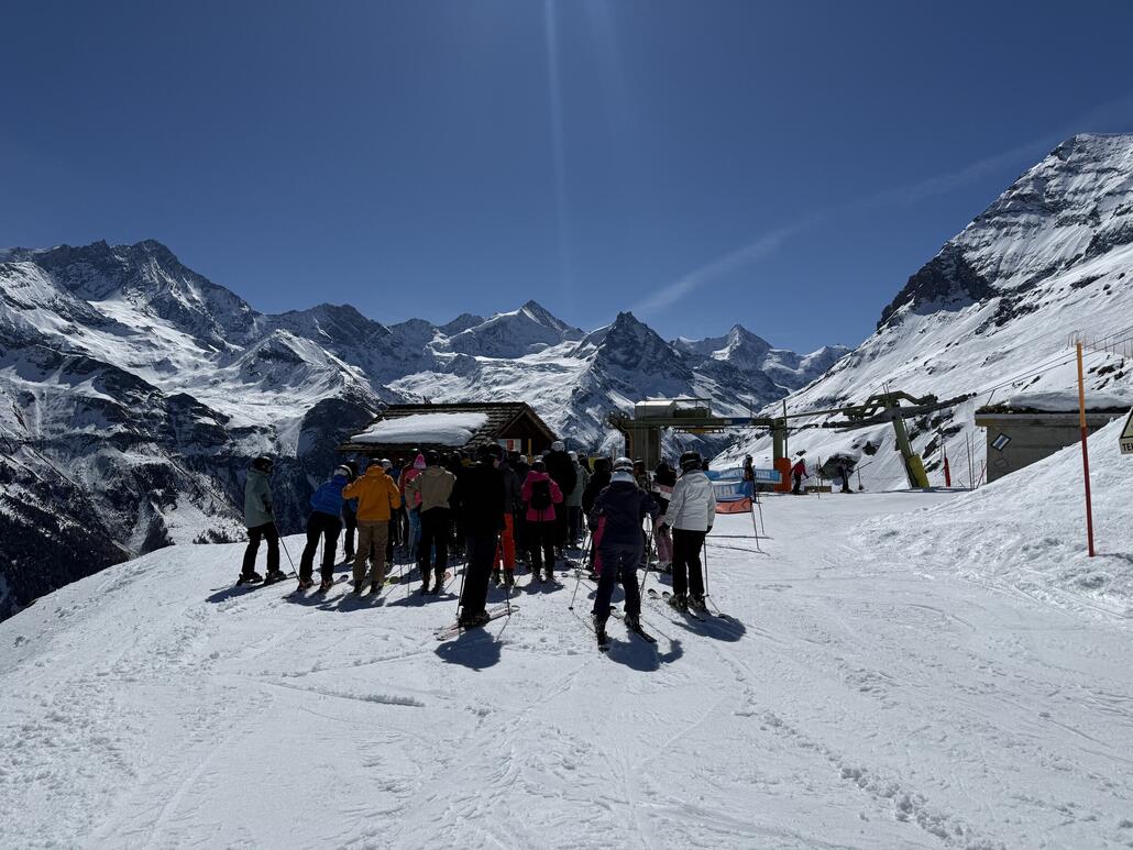 Dafür viel los am Tellerlift «Durand», welche heute wegen Lawinengefahr nur für etwa 3 Stunden läuft. Diese kleine Warteschlange kostet dann doch schnell 10 min. So haben wir uns Osterskiferien aber nicht vorgestellt.