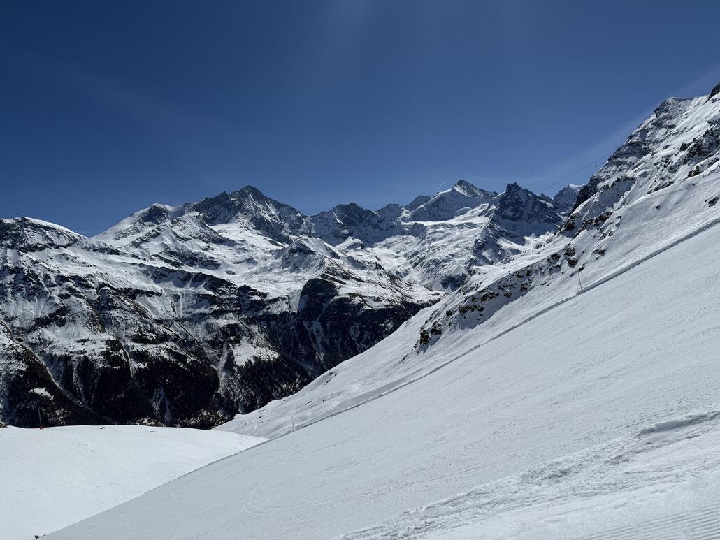 Und Blick in Richtung vom mächtigen Weisshorn (4505 m)