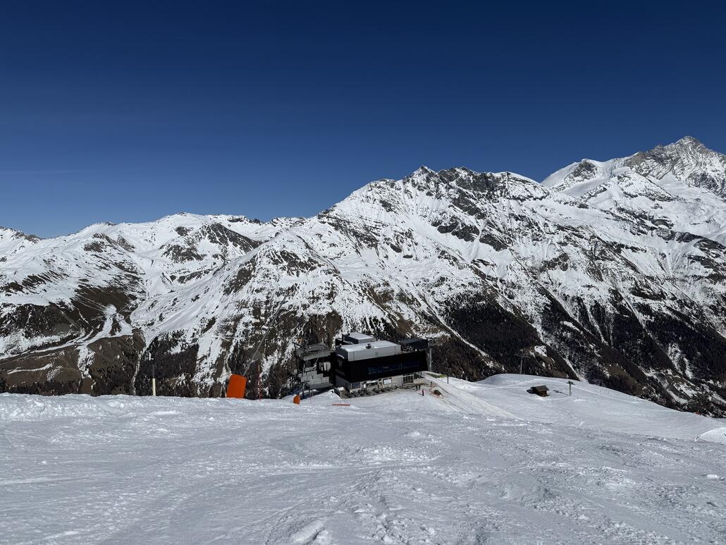 Kurz vor der letzte Fahrt um 16:30 fahren wir die verbuckelte Piste runter zur PB. Die Talabfahrt wurde dermassen gut abgesperrt, dass die Lawinengefahr-Warnung wohl ernstzunehmen sei.