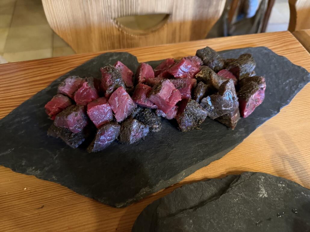 Am Abend geniessen wir ein feinen Fondue Chinoise, mit reichlich Saucen, Salat und Pommes. Für 52 CHF pro Person absolut Fair. Und das Rindfleisch richtig fein mariniert!