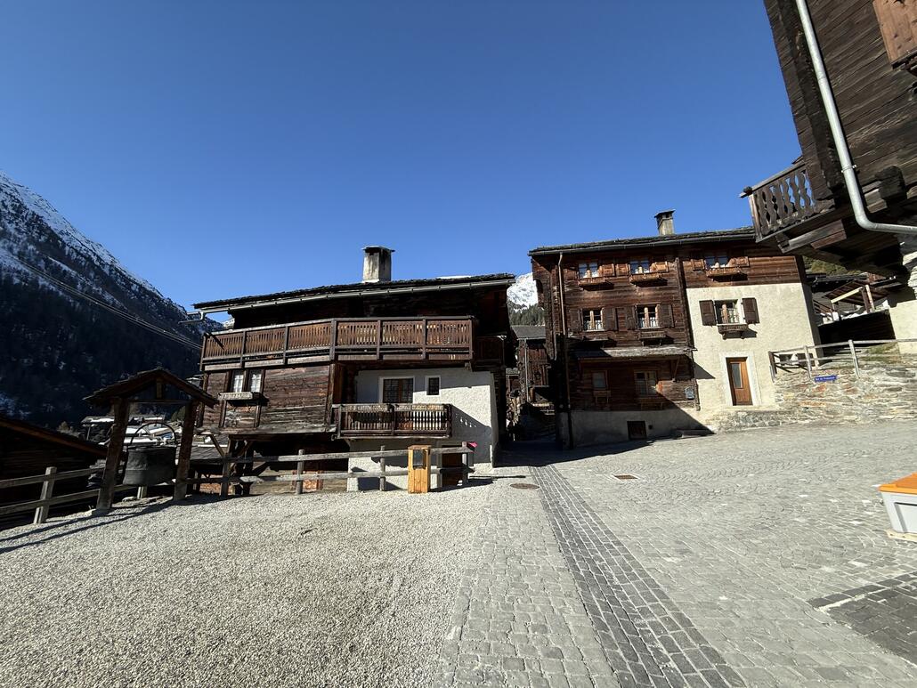 Am nächsten Morgen ist bereits der Weg zur Talstation ohne Ski eine schweisstreibende Angelegenheit.