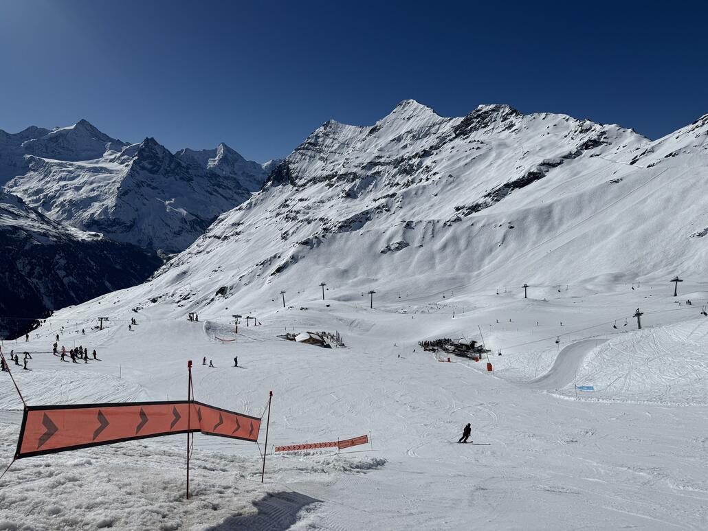 Oben angekommen direkt zur 4-SB «Corne», wo sich bereits eine Warteschlange gebildet hat. Was auf dem Bild nur kurz aussieht, dauerte vor Ort 10 min. Nichts schockierendes, aber das nervt einfach, wenn man sich eigentlich auf relativ wenig Leute eingestellt hat.