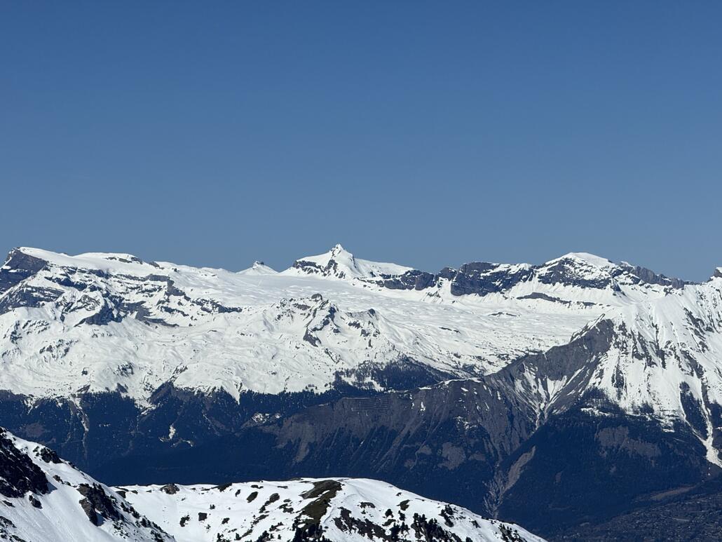 Blick rüber nach «Glacier 3000». Dort hatten wir am 27.02. ein genialen Skitag!