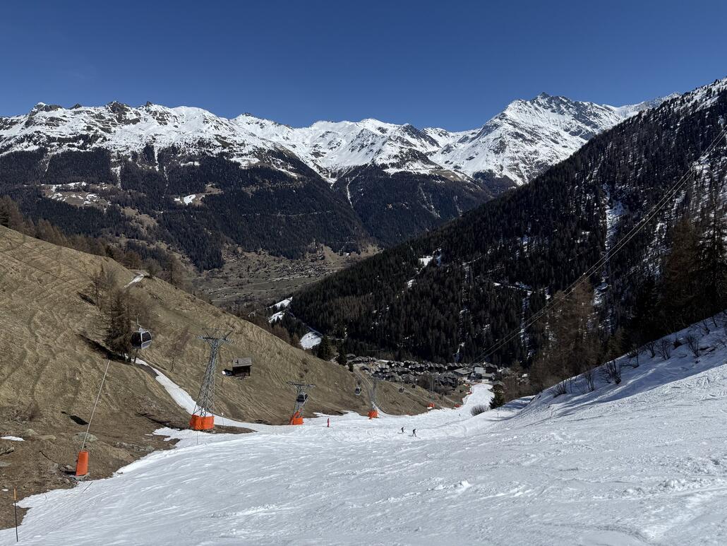 Heute halten wir es nicht allzu lange aus, und machen um 14 Uhr Schluss. Die Talabfahrt fasst schon eine Quälerei.