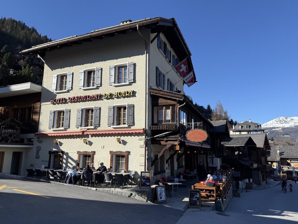 Unser Hotel für drei Nächte. Zwar nur drei Sterne, aber dafür Grundsolide und ein wenig Walliser flair.