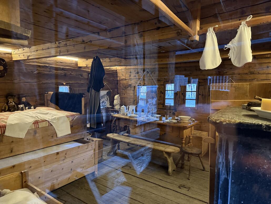 Beim «Haus der Grossmutter» aus 1919 konnte man durchs Glas schauen wie man früher hier gelebt hat.