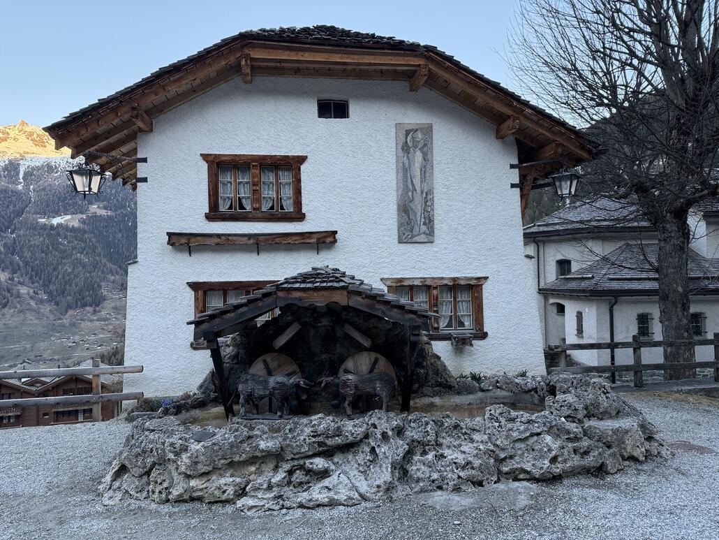 Im Sommer bringt der Brunnen die Kühe aus Holz in Bewegung. Sie müssen nicht mehr lange auf ihren 'Einsatz' warten.
