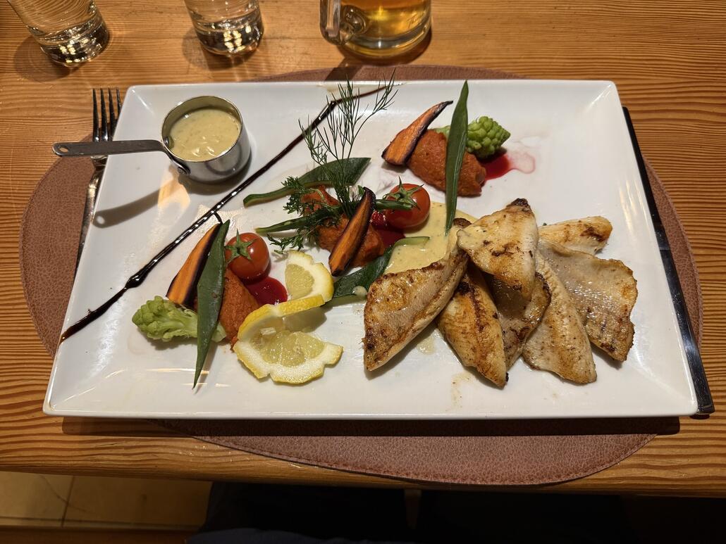 Zum Znacht gab es in unseren Hotel Fisch vom Lötschberg. Richtig, richtig, lecker. Sensationell! Und heute teilte auch meine Partnerin wieder die Meinung übers vorzügliche essen hier.