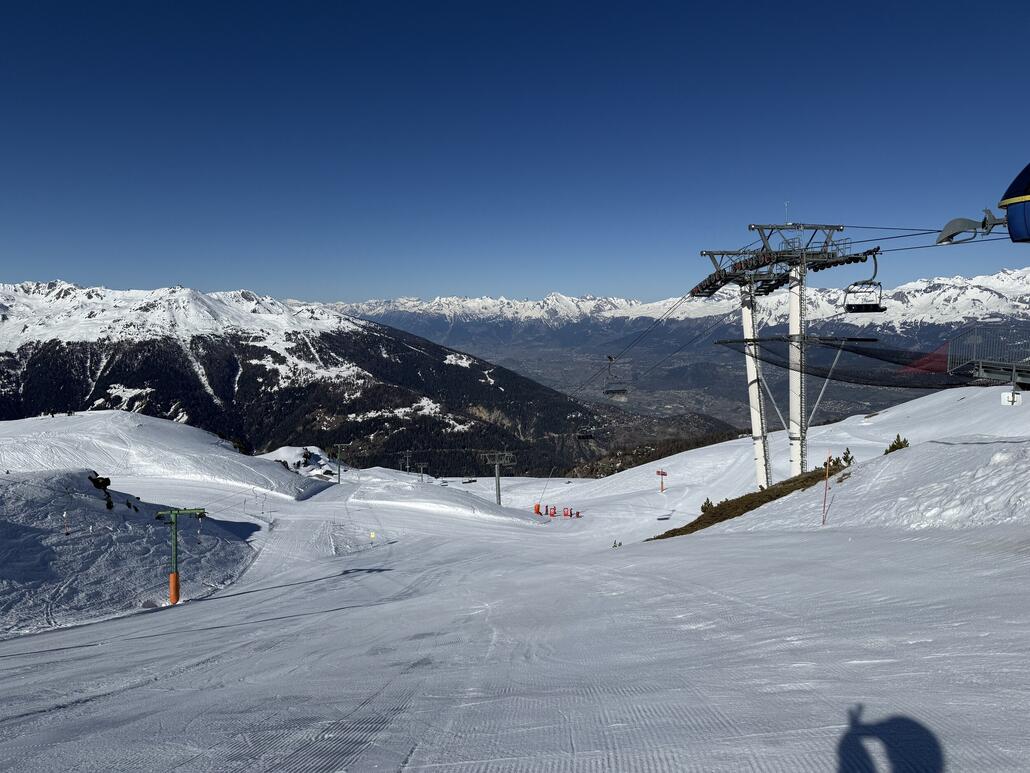 Oben an der Bergstation «Le Tsapé» angekommen: Frische Rillen und kaum Leute!