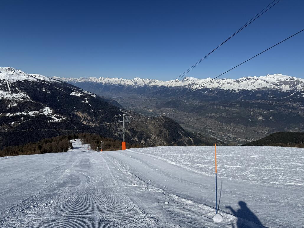 Ein recht langer Skiweg endet im unteren Bereich der Illhornpiste, wo ein grandioses Panorama übers Rhonetal auf einem wartet!