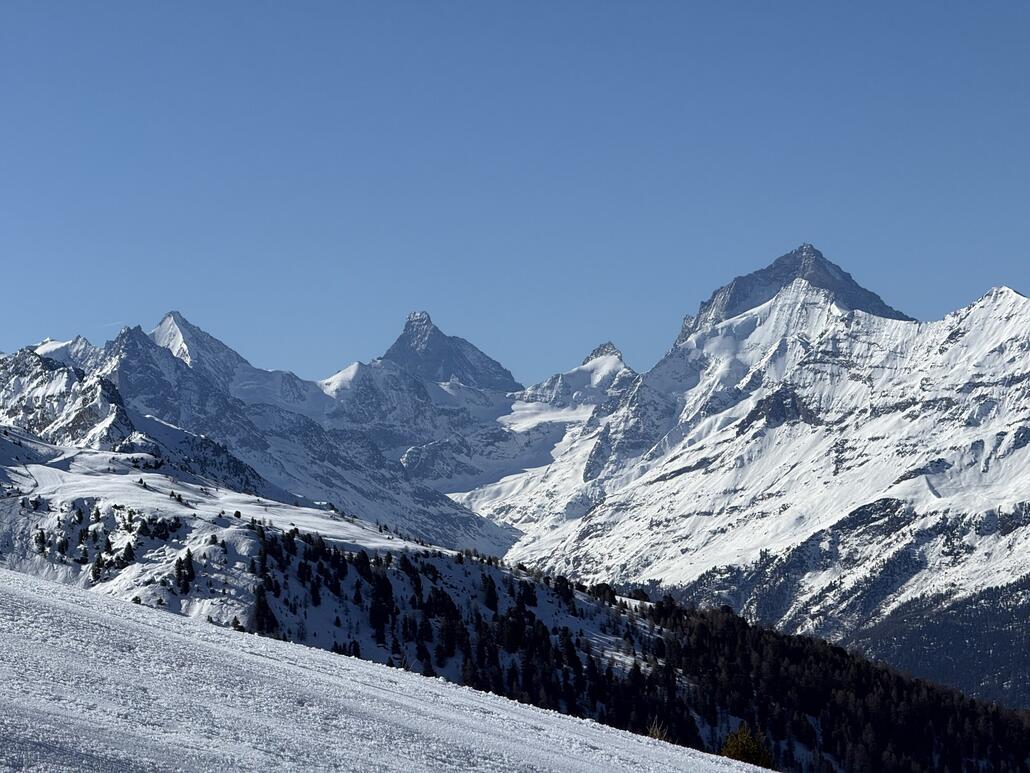 Und auf der anderen Seite ein Blick aufs «Horu» (Matterhorn), Weisshorn und Zinal Rothorn. Genial!