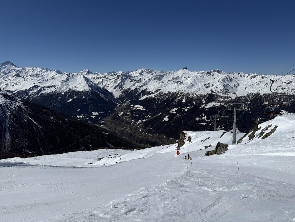 Die rote «Championnats suisse» Piste ist im oberen Bereich noch sehr eisig am Vormittag, doch sobald man die Kurve unten nimmt ändert sich wegen der Hangausrichtung eis direkt in feinster Firn.