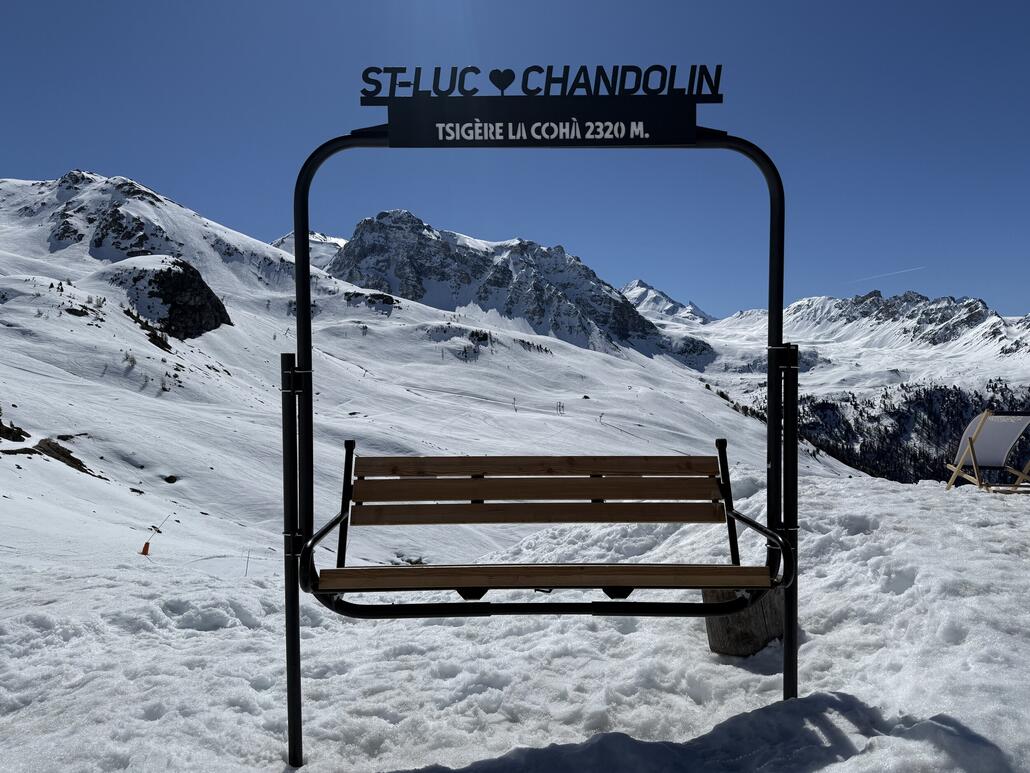 Wer St-Luc/Chandolin nicht kennt: Solche Sessel stehen auf alle markanten Punkten um. Ideal für ein kurzen Snack. Oder für ein Foto.