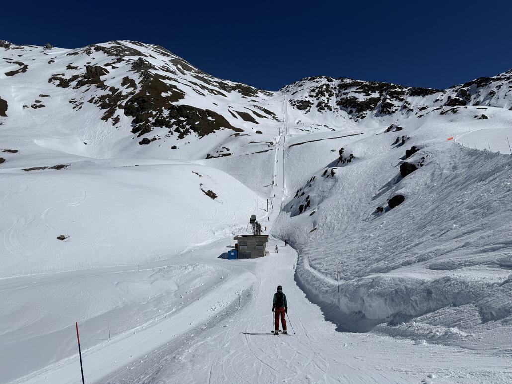 Nach der sehr lange aber zügige Fahrt, geht es direkt weiter mit dem «Bella-Tola» KSSL, zum höchsten Punkt im Gebiet auf 3000 m.