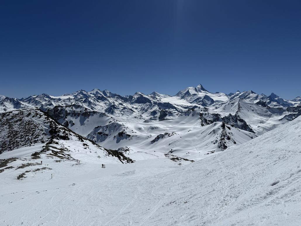 Hier sind sowohl Panorama als Piste einfach unschlagbar. Sogar meine Partnerin findet es so genial, das sie sogar vorschlägt, gleich mehrmals am «Bella-Tola» zu fahren. Sehr gern!