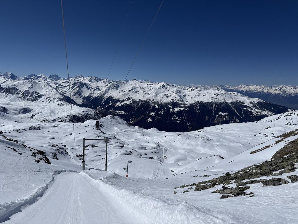 Blick zurück ins Skigebiet vom «Bella-Tola» KSSL nach der ersten Kurve gesehen.