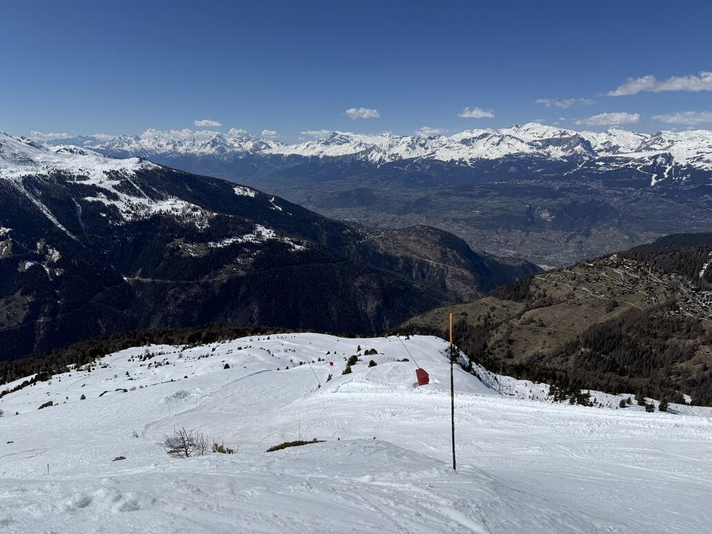 Über die schwarze «Rotsé» Piste, ohne geöffnete Rothornabfahrt die einzige Verbindung zurück nach Chandolin, fahren wir zurück.