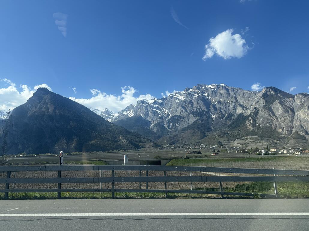 Während unser Rückfahrt auf der A9 gibt es immer wieder schöne Bergen zu bestaunen. Normalerweise sehe ich das Rhonetal aus der Luft, nun wieder mal vom Boden aus.