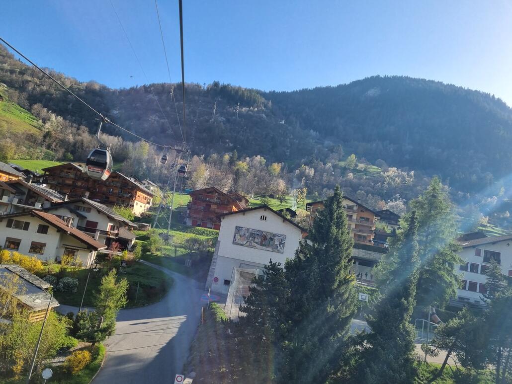 Auffahrt aus Le Chable in Frühlingsstimmung