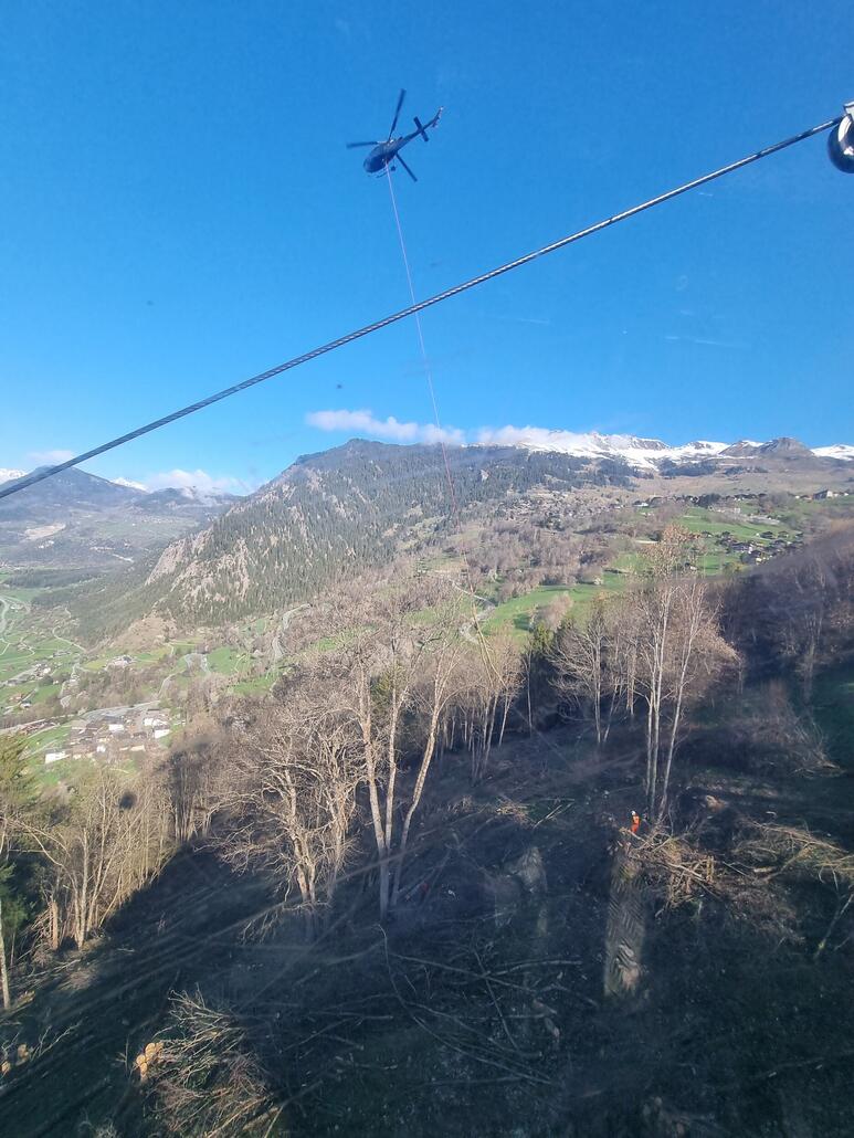 Bauarbeiten neben der Trasse mit Heli