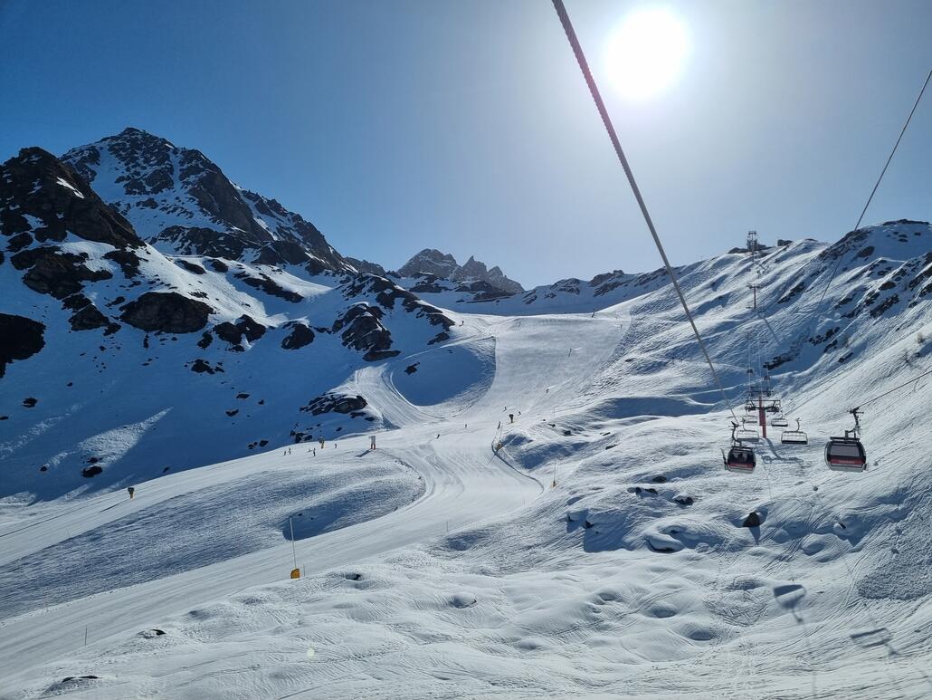 Attelas Pisten morgens äusserst hart und ruppig. Für die ersten paar Minuten des Tages fehlt mir nun die rote am Plan du Fou ;)