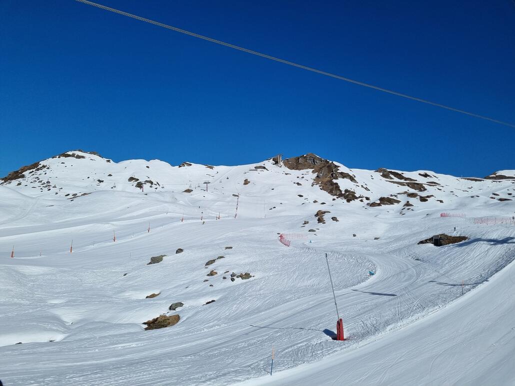 Im Chauxsektor firnt es dafür schon früh auf, aber halt mit sehr kurzen Pisten