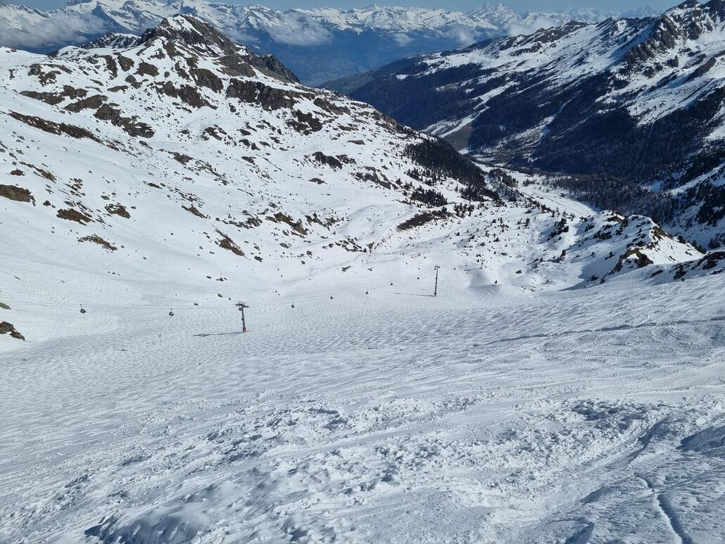 Chassoure ist noch offen, auch die Sesselbahn Tortin als Zubringer. Wäre interessant wie das intern geregelt wird. Der gehört doch zu Siviez/Nendaz?