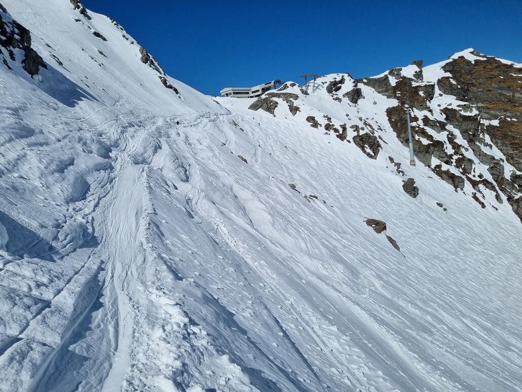 Bei der ersten von 2 Bewahrungen machte ich den Fehler und fuhr zu weit rechts raus. Dort ist üblicherweise der beste Schnee. Allerdings auch am wenigsten Sonne zum Auffirnen. Links war es deutlich besser