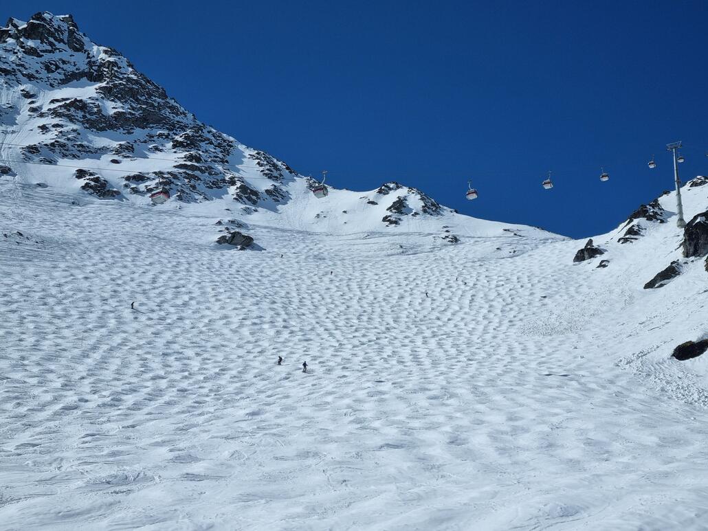 Blick von unten auf den Hang