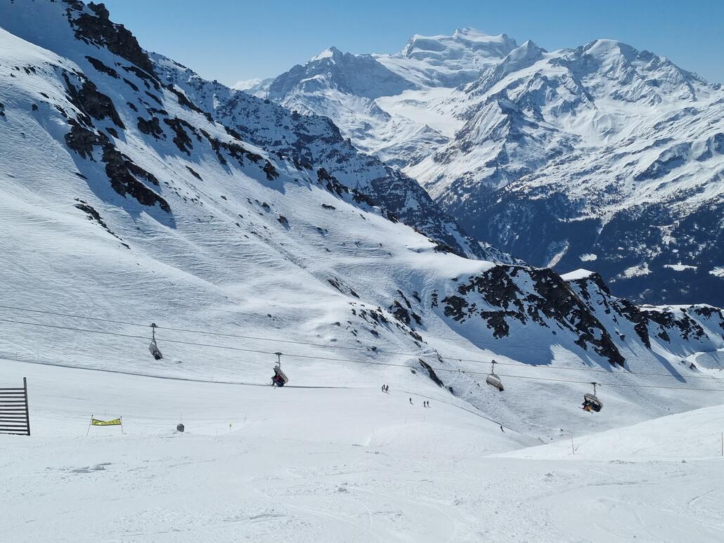 Grand Combin. Pisten an Attelas fuhren sich toll zwischen 11 und 12. Es ist cool, dass man so viele verschiedene Varianten für die 1000 Höhenmeter hat