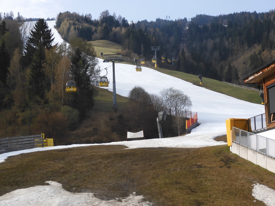 Ich starte in Haus im Ennstal bei der EUB. Talabfahrt ist möglich, aber nur auf der östlichen Piste.