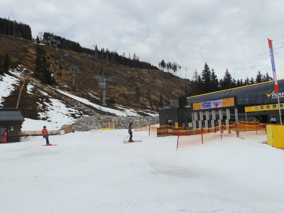 Am Weg zur neuen 8KSB Mitterhaus 1 muss ich den langweiligen Schiweg fahren. Die schwarze Piste ist gesperrt.