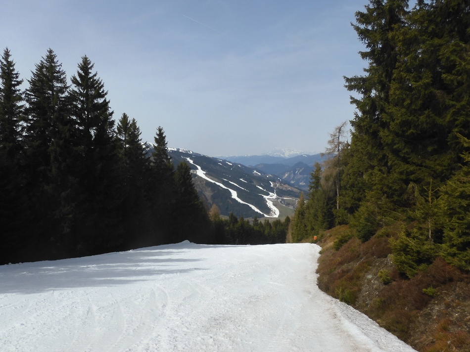 Blick zur Hochwurzen: Schmale Schneebänder bei der Obertalbahn.