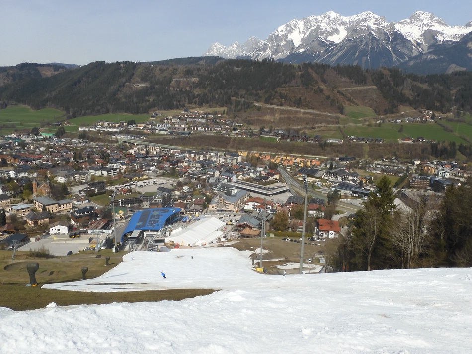 Über die schwarze 1 geht es nach Schladming. Die rote Alternative ist bereits geschlossen.