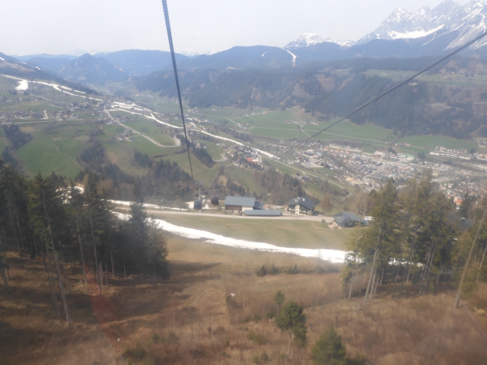Um weiter in Richtung Hochwurzen zu kommen, muss ich eine Talfahrt mit der EUB Planai West machen. Leider schon ab der Bergstation. Die Piste zur Mittelstation ist bereits geschlossen.