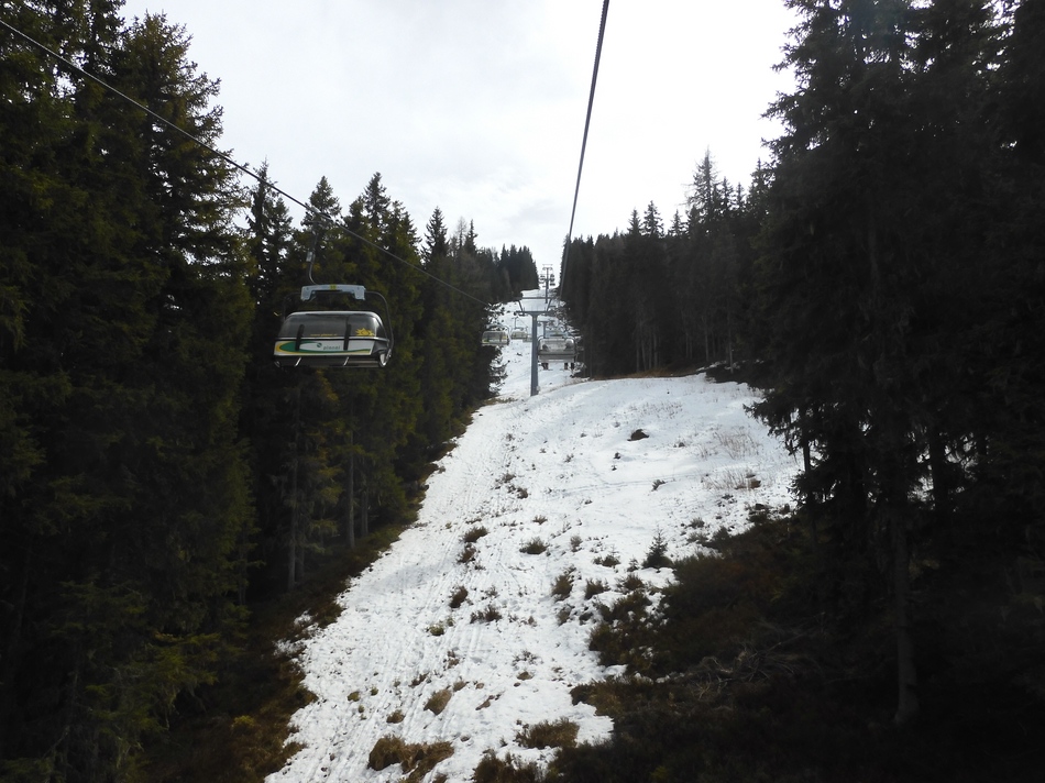 Bei der 4KSB Hochwurzen 2 mache ich kehrt. Beim kompletten Durchschaukeln bis zur Reiteralm hätte ich die lahme DSB Reiteralm 1 nicht nur bergwärts, sondern wegen Schneemangel auch talwärts fahren müssen. Da mache ich lieber mehr Wiederholungen auf schnellen KSBs und EUBs.