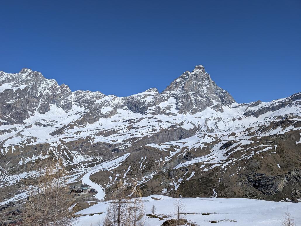 Das Objekt der Begierde von der anderen Seite. Kein Musterberg, sondern einfach eine Erhebung.