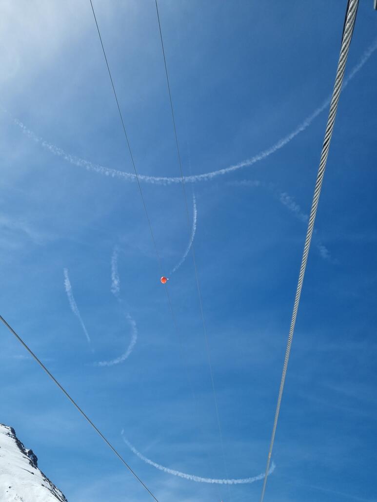 Der Kampfjetpilot hat beinahe einen Smiley in den Himmel gemalt ;)