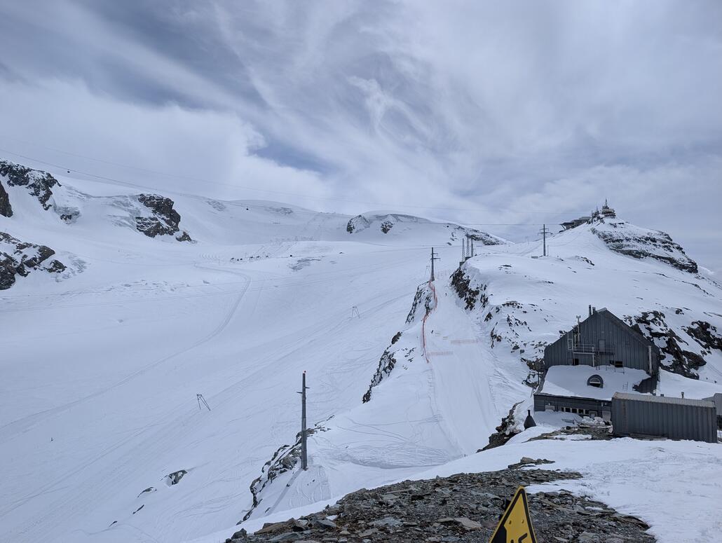 Blick von der Bontadini-Verbindung in Richtung CH- und Gletschervorbereitungsarbeiten für den Sommer