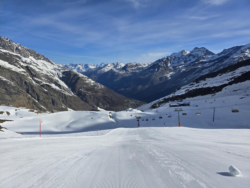 Die Piste ist hart aber einigermassen griffig.