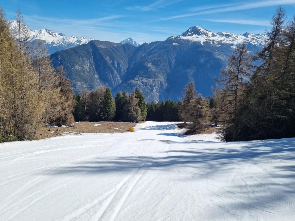 Und ein letztes mal die Talabfahrt runtersausen. Teilweise die Piste mit sehr dicker Auflage.